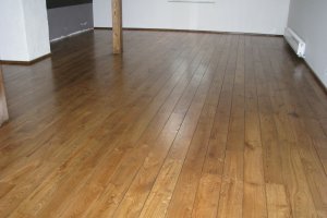 Paigaldatud tammelaud õlitatuna antiikõliga.JPG